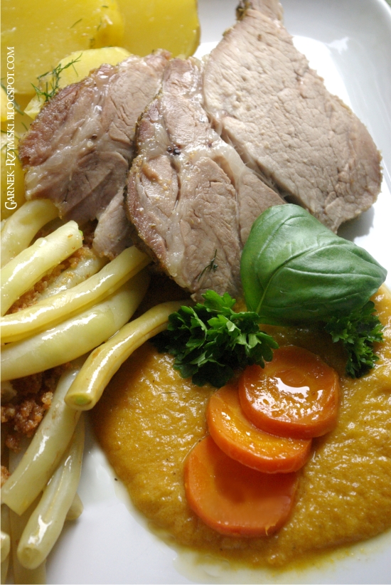 Pieczona karkówka z sosem mięsno – marchewkowym