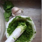 Bułka pszenna z pesto szpinakowym