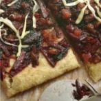 Wiosenna pizza z botwinką i boczkiem