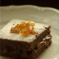 Ciemne ciasto z domowymi powidłami melonowymi