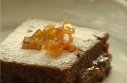 Ciemne ciasto z domowymi powidłami melonowymi