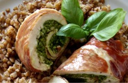 Roladki drobiowe z pesto szpinakowym w szynce Prosciutto Crudo z kaszą gryczaną