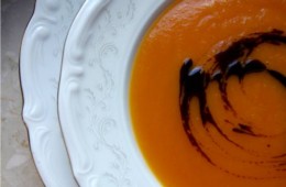 Zupa dyniowa wzbogacona smakiem pomidorów