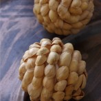 Zawieszki na choinkę z łupin pistacji