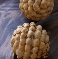 1_ Zawieszka na choinkę z łupin pistacji
