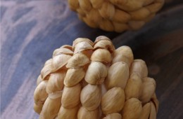 Zawieszki na choinkę z łupin pistacji