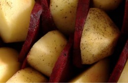 Pieczone uda kurczaka otulone boczkiem z ziemniaczkami w buraczkach