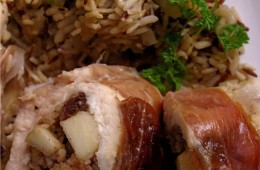 Kieszenie z kurczaka nadziewane gruszką i rodzynkami otulone prosciutto crudo oraz risotto pietruszkowe (bez glutenu)