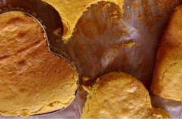 Torciki w kształcie serduszek z masą serową oraz bajaderki (bez glutenu)