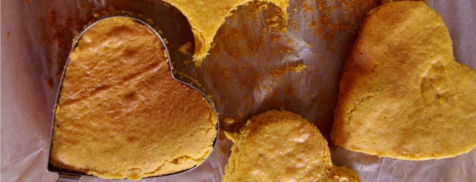 Torciki w kształcie serduszek z masą serową oraz bajaderki (bez glutenu)