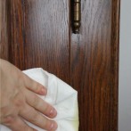 Jak pielęgnować powierzchnię mebli drewnianych