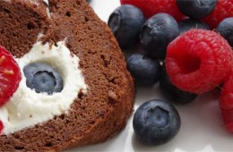 Rolada czekoladowa z bitą śmietaną i owocami (bez glutenu)