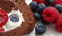 5_ Rolada czekoladowa z bita smietana i owocami