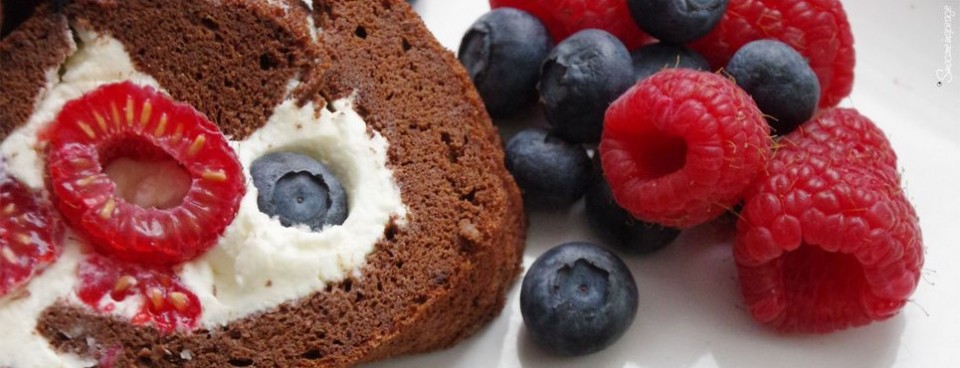 Rolada czekoladowa z bitą śmietaną i owocami (bez glutenu)