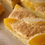 Ciasto z brzoskwiniami i jogurtową pianką (bez glutenu)