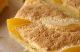 Ciasto z brzoskwiniami i jogurtową pianką (bez glutenu)