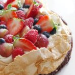 Beza na spodzie brownie z owocami (bez glutenu)