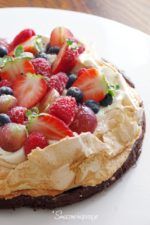 Beza na spodzie brownie z owocami (bez glutenu)